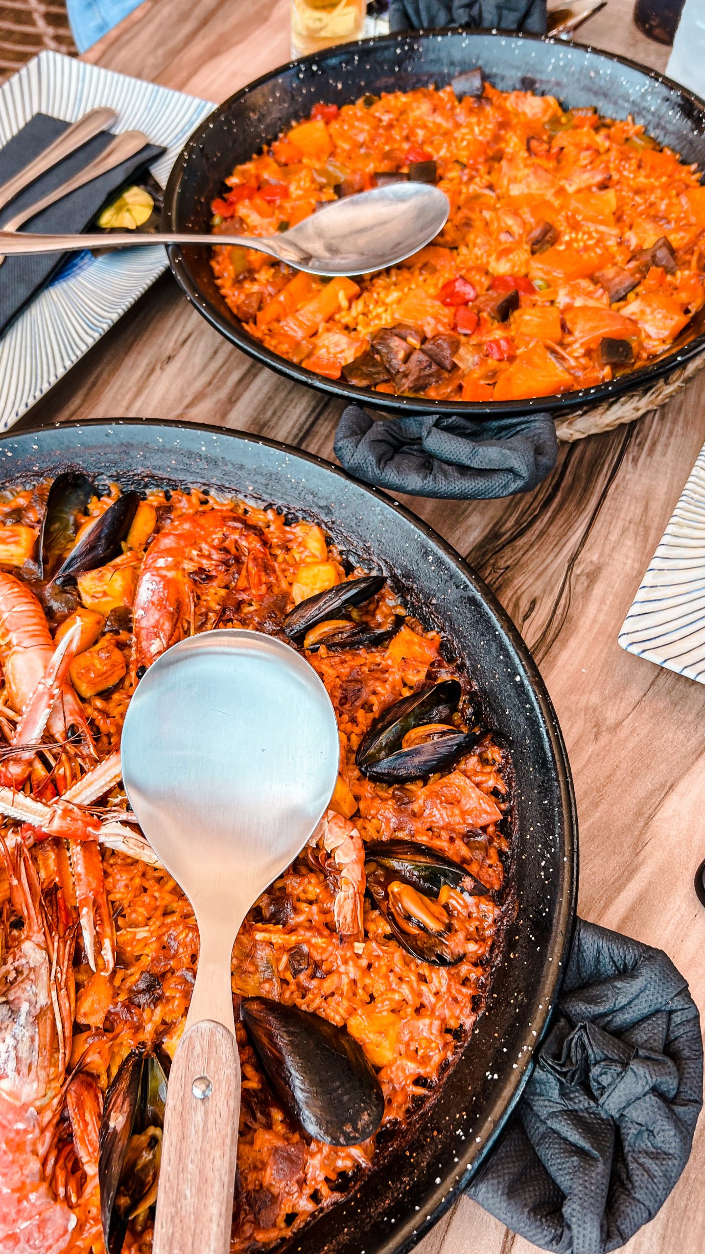 Paella marinera cocinada frente al mar